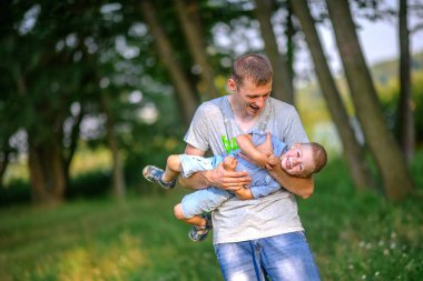 Baba ile oğlu yürür