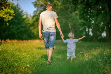 Baba ile oğlu yürür