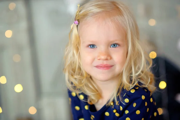 Porträt des kleinen schönen Mädchens — Stockfoto