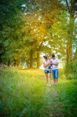 Mutlu aile akşam parkta