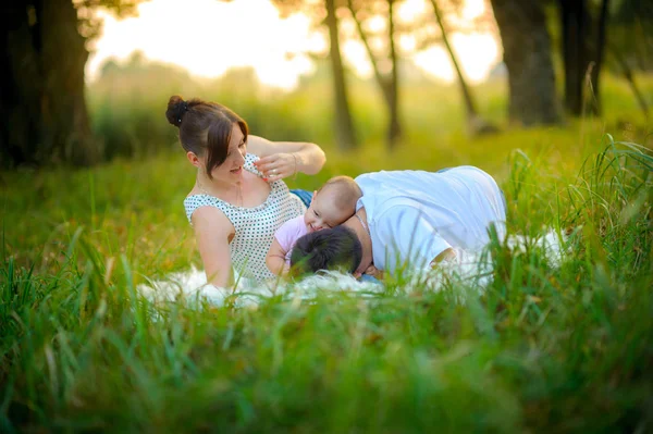 Famiglia felice con bambino — Foto Stock