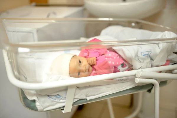 Bebé recién nacido en el hospital de maternidad —  Fotos de Stock