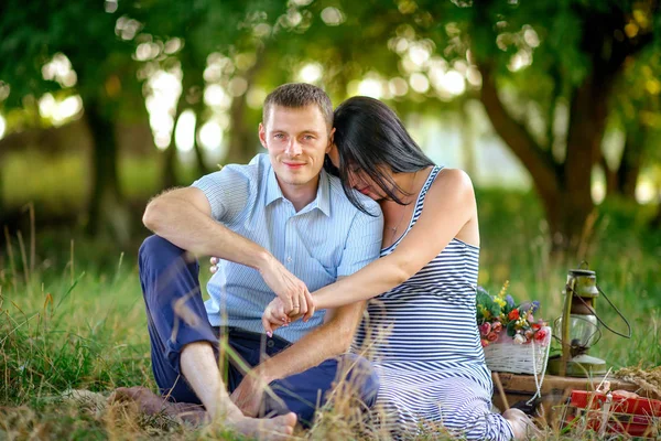 In de avond-park en gelukkige familie — Stockfoto