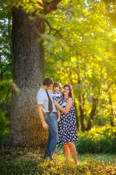 In de avond-park en gelukkige familie — Stockfoto