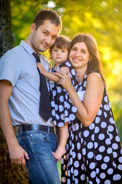 Familia feliz en el parque nocturno — Foto de Stock