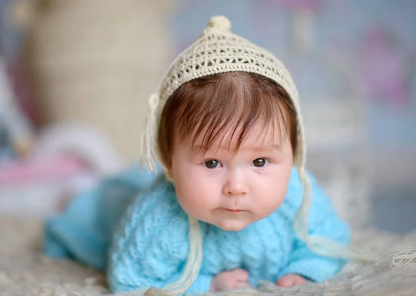 Malá holčička v krásný klobouk — Stock fotografie