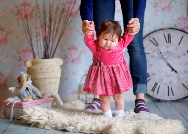 Mother learns to go the little daughter — Stock Photo, Image