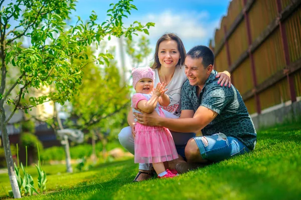 Familia Feliz Juega Césped Cerca Casa Día Soleado Brillante — Foto de Stock