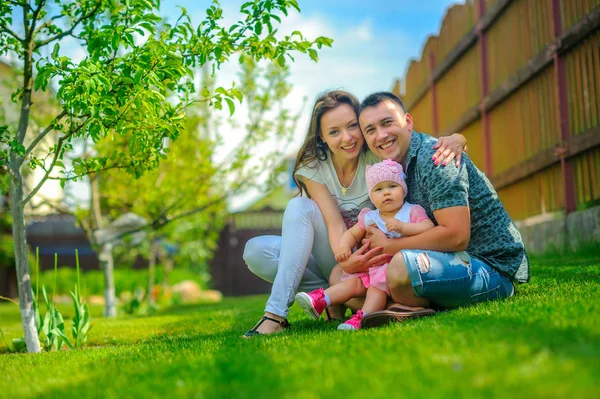 Familia Feliz Juega Césped Cerca Casa Abrazar Sonreír — Foto de Stock