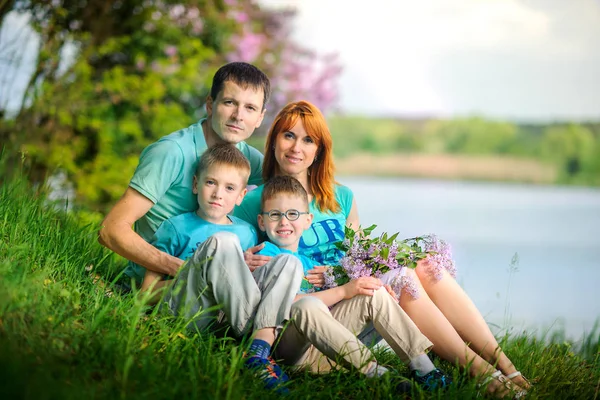 Famille heureuse dans le parc — Photo