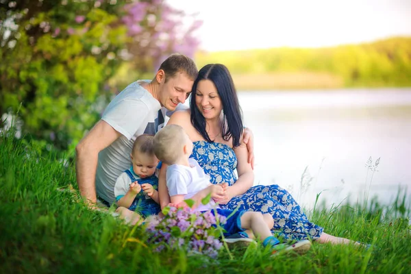 Happy Family Spacer Parku Ogarnąć Siedzi Pobliżu Rzeki Baw Się — Zdjęcie stockowe