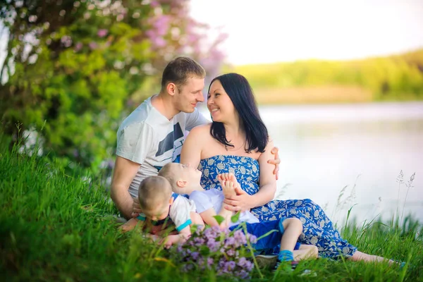 Familia Feliz Paseo Por Parque Abrazo Sentado Cerca Del Río — Foto de Stock