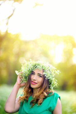 güzel kız akşam parkta bir gün batımı sırasında yürür.