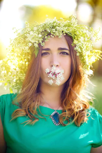 akşam parkta bir çelenk çiçek kafasına gelen güzel kız