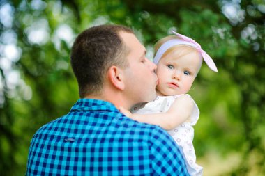 Baba küçük kızı ile yürüyor