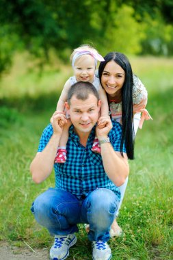 Mutlu aile akşam parkta