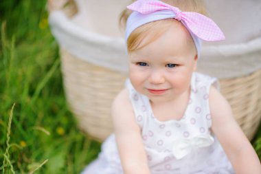 Küçük kız parkta oynuyor