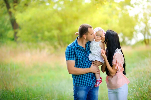 Familia feliz en el parque nocturno — Foto de Stock