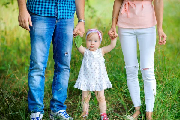 Familia feliz en el parque nocturno —  Fotos de Stock