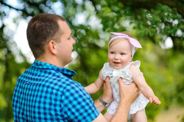 Otec chodí s malou dcerou — Stock fotografie