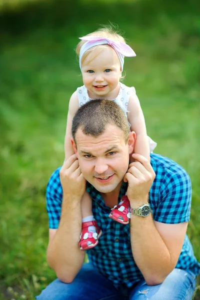 Baba küçük kızı ile yürüyor