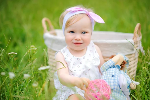Παίζει μικρό κορίτσι στο πάρκο — Φωτογραφία Αρχείου