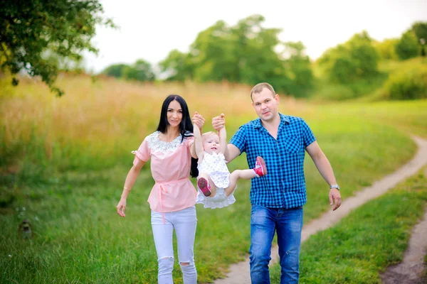 Família feliz no parque da noite — Fotografia de Stock