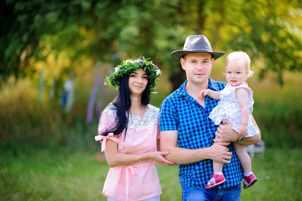 Mutlu aile akşam parkta