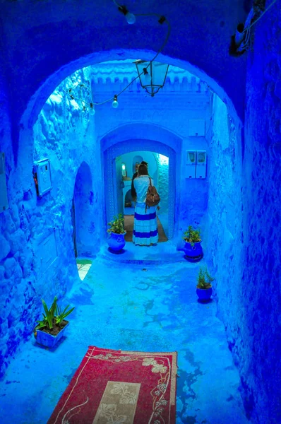 街道指挥到房子在城市的历史部分 Shefshauen 所有墙壁被绘以明亮的蓝色 摩洛哥的老城市 — 图库照片
