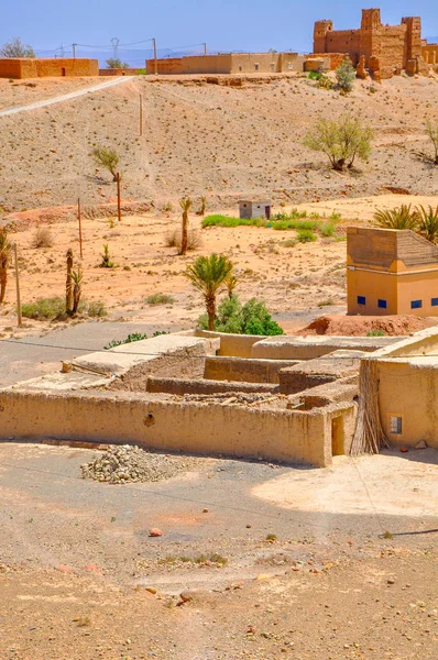 Pueblo en una parte desértica de Marruecos —  Fotos de Stock