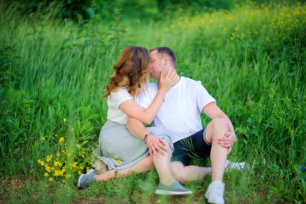 Ragazzo cammina nel bellissimo parco — Foto Stock