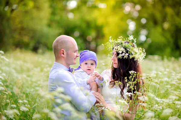 aile gün batımında güzel parkta yürür, oynamak ve eğlenmek, anne kafasına bir çelenk ile