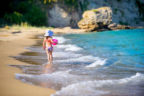 Szczęśliwa Dziewczynka Odgrywa Wybrzeża Idzie Piłką Wzdłuż Morza — Zdjęcie stockowe