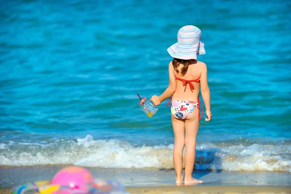 Gelukkig Klein Meisje Een Mooie Hoed Wandelingen Het Strand Langs — Stockfoto