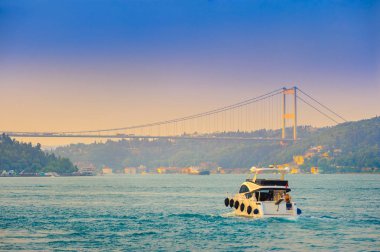 Istanbul genelinde bir arka plan köprünün Gecitten, Bosphorus, kanalda gemiler kümesi geçer