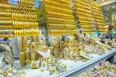 Altın, değerli takı Takı parçaları bir dizi ile gösteri-pencere