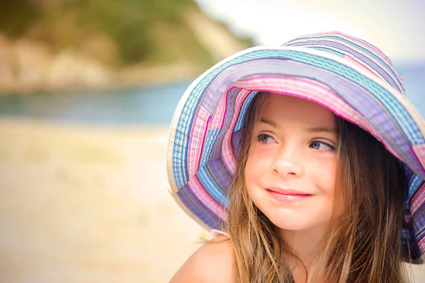 Gelukkig Meisje Een Strand Hoed Zit Zand Buurt Van Zee — Stockfoto