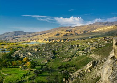 parlak güneşli bir günde, dağlarında uzaktan Yeşil Vadi Panorama nehir devam eder.