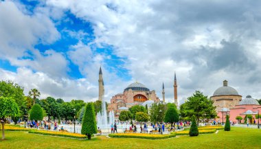 Katedral Ayasofya ve onun önünde kareler İstanbul 'un şehir panoraması