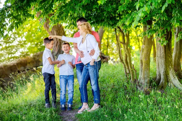 Большая Счастливая Семья Гуляет Красивом Парке Закате Обнимается Веселится — стоковое фото