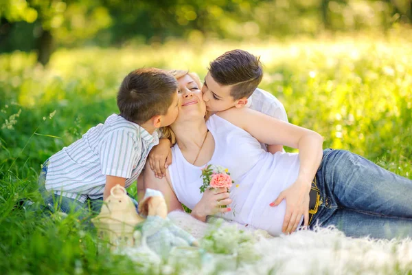 Big Happy Family Walking Beautiful Park Sunset Lie Grass Hugging — Stock Photo, Image