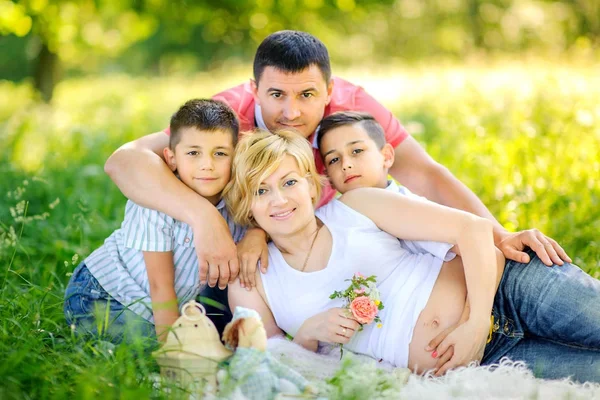 Duża Szczęśliwa Rodzina Spacery Pięknym Parku Zachodzie Słońca Leżą Trawie — Zdjęcie stockowe
