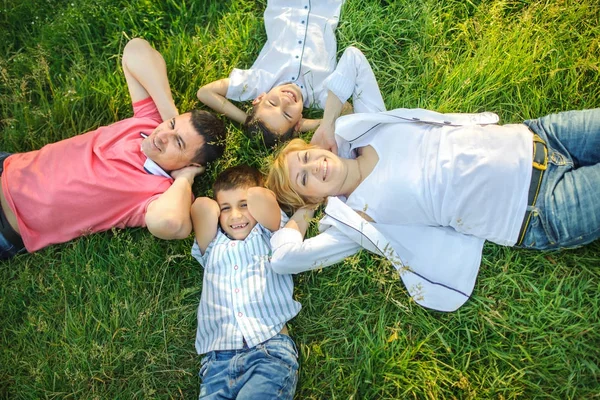 Большая Счастливая Семья Гуляет Красивом Парке Закате Ложится Траву Веселится — стоковое фото