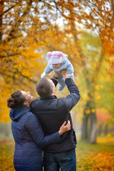 Gelukkig Gezin Wandelingen Het Najaar Park Vader Houdt Handen Gooit — Stockfoto