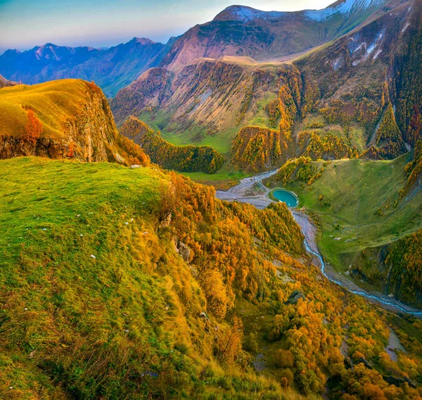Панорама Горного Ущелья Закате Красивые Осенние Леса Небольшое Озеро Дне — стоковое фото