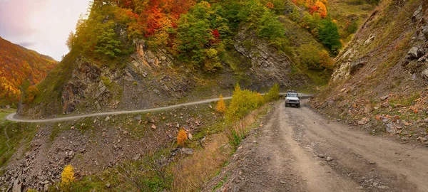 Carro Está Movendo Longo Serantine Montanha Outono Nas Montanhas — Fotografia de Stock