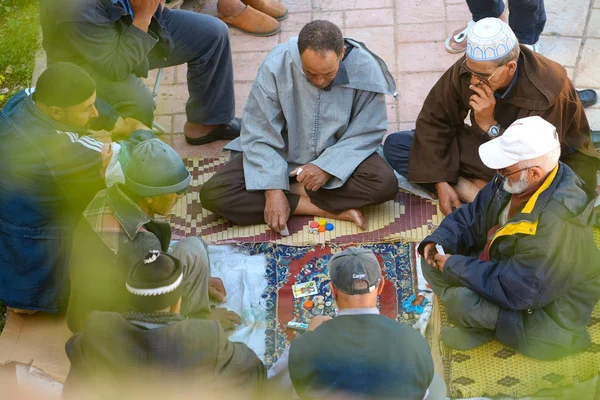 Mature Marocaine Reposer Ombre Jouer Aux Cartes — Photo