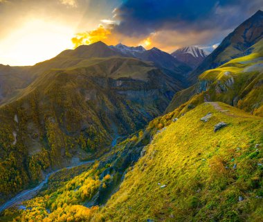 güzel dağ gorge Gürcistan dağlarda ormanlar vardır parlak sonbahar yaprakları ile kaplı, nehir akar gorge dipte