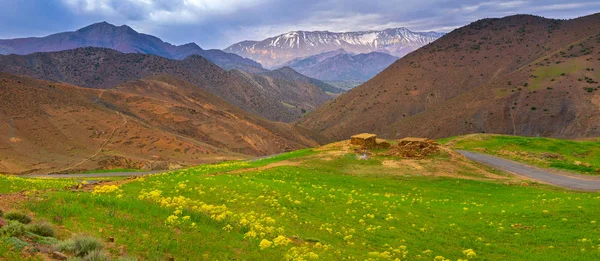 Fas Küçük Bir Taş Merkezinde Yüksek Atlas Dağlarında Yol Bina — Stok fotoğraf