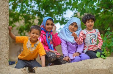 Iran, 2016-dört çocuk bir kil çit oyun